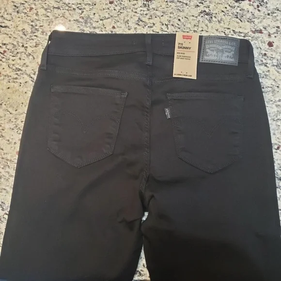 NEW Levi’s Women's 711 Skinny Jeans in 28 Short Length Width 27 & 28 Available - Picture 2 of 6